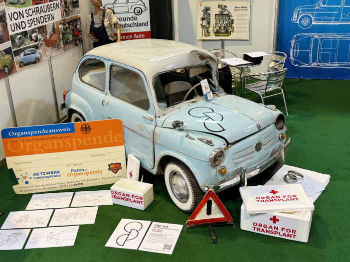 Der Organspendeausweis dokumentiert den Willen des verunfallten Fiat 600 – Seine "Organe" dürfen als Ersatzteile gespendet werden.