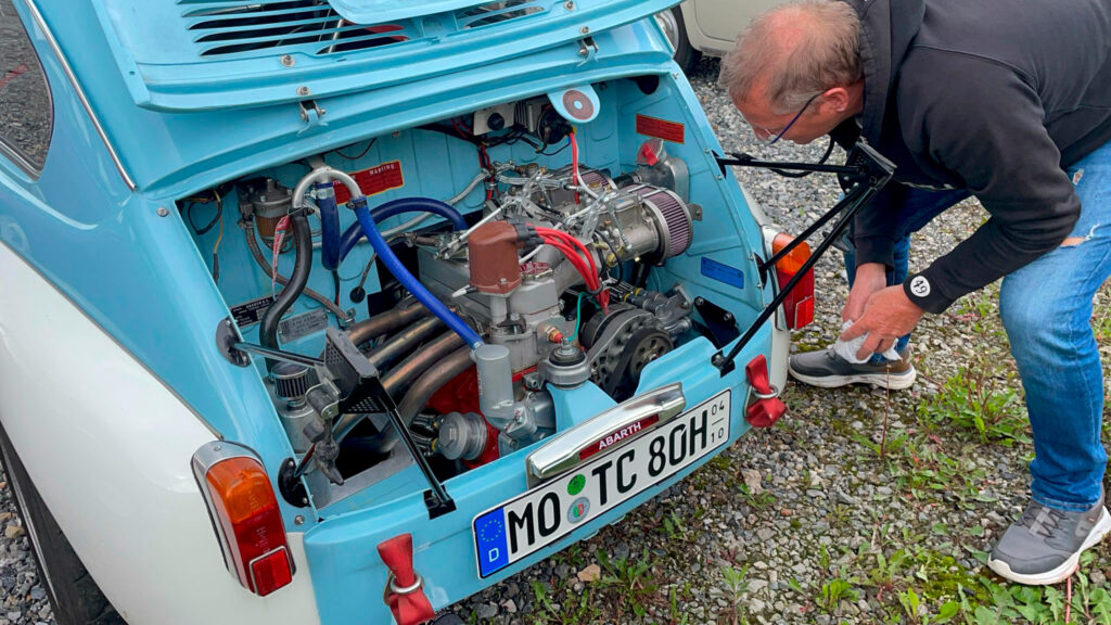 Geöffnete Motorraum-Heckklappe am Fiat 600 Abarth Umbau.