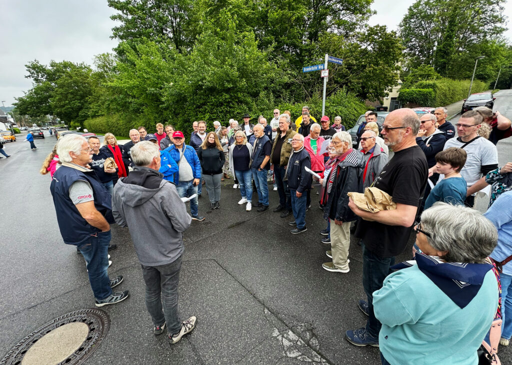 Fahrerbesprechung am Samstag morgen, gleich geht's los auf die Mergellandroute.