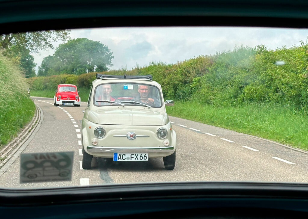 Organisator- und Drohnenpiloten-Fahrzeug, der graue Fiat 500.