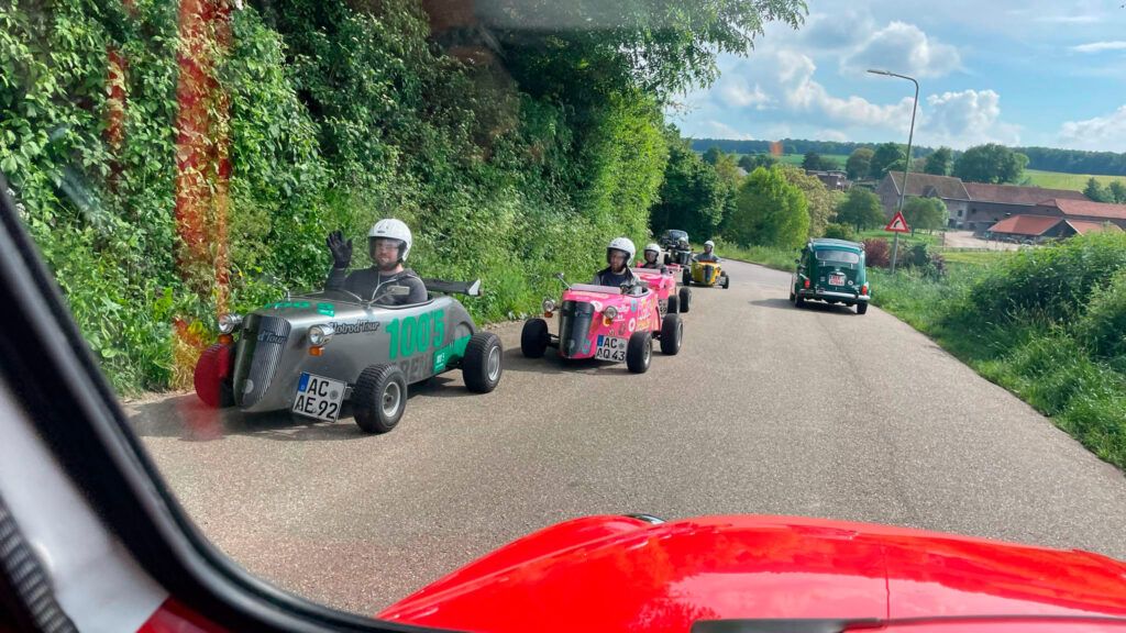 Kleiner geht immer: Hotrod Seifenkisten auch auf Ausfahrt, kamen uns mehrfach entgegen.