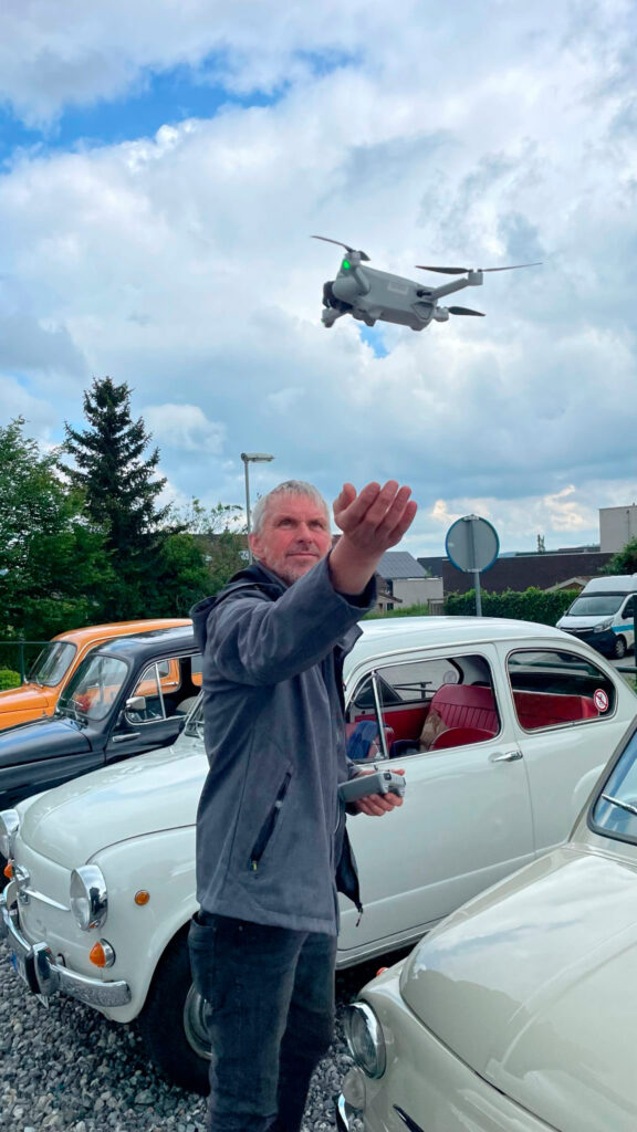 Unser offizieller Drohnenpilot Wolfgang lässt seine Drohne aus der Hand über den Oldtimern starten.