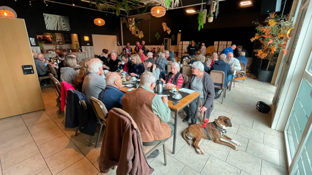 Kaffee und Kuchen Pause in der Bergzicht in Vijlen lud auch zu Gesprächen ein.