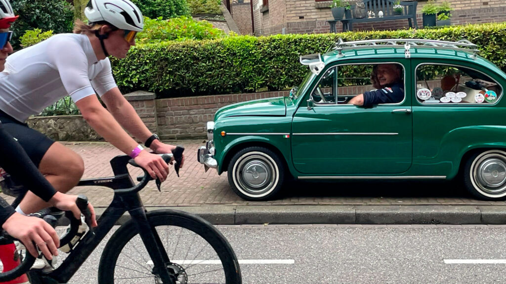 Wir warten auf den Startschuss zur Weiterfahrt, die Radrennfahrer sind unermüdlich unterwegs.