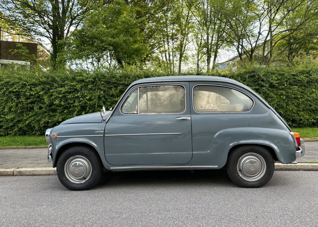 Ein Fiat 600 mit grauer Lackierung in der Seitenansicht.