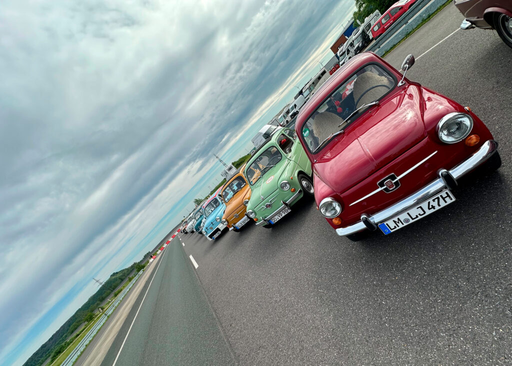 Fiat 600 Oldtimer Aufgereiht an der Teststrecke Aldenhoven.